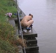 home_paar – Im Sommerregen nackt in den Kanal in der Stadt