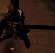 hosenlos - Besoffen mitten auf der Straße gepisst