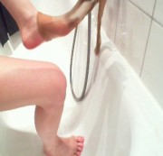 indira666 - nylonFÜSSE in der badewanne :)