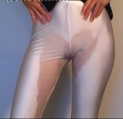 jasmin061 - weiße Leggins vollpissen!!!22