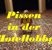 kaetzchen75 - Pissen in der Hotellobby