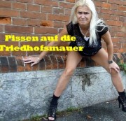 kaetzchen75 - Pissen auf die Ziegelmauer