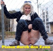 kaetzchen75 - Pissen durch den Zaun