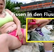 kaetzchen75 - Pissen in den Fluss