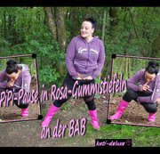 kati-deluxe – PiPi Pause in Rosa-Gummistiefeln an der BAB