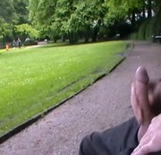 kielerpimmel - anwichsen im Park mit Spaziergängern