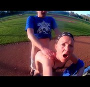 kinky-marc – PUBLIC & Outdoor! Keule auf dem Baseballplatz geschwungen