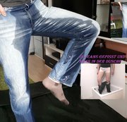 lang19 – In Jeans gepisst und anschließend unter der Dusche