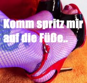 latextranse80 - Komm spritz mir auf die Füße..