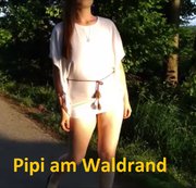 laura_s – Pipi am Waldrand
