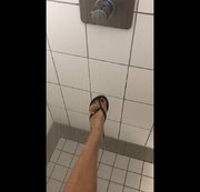 maleax - Flipflops im Schwimmbad