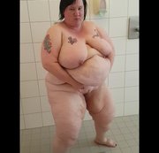 nancy35 – Im Club in die dusche gepisst