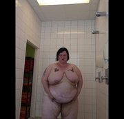 nancy35 – AB IN DIE DUSCHE ZUM PISSEN