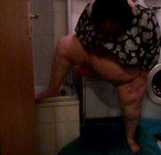 nancy35 – NACH DEM CLUB PISSEN IM BAD UM 1 UHR