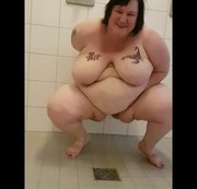 nancy35 – 17 UHR IN CLUB IN DIE DUSCHE GEPISST