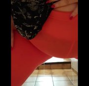 nancy35 – NACH DEM SCHUHE KAUFEN NACH HAUSE UND IN DIE ORGANE LEGINS IM HAUSFLUR GEPISST