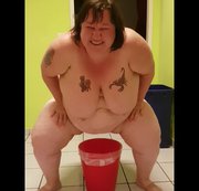 nancy35 – NACKT IM CLUB IN MÜLLEIMER GEPISST