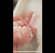 niceguyooe – Monster Silikontitten in der Wanne