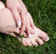 nylonheelshure - Nackte Füsse im Gras ...