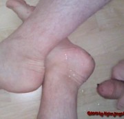 nylonjunge - Auf meinen nackten Fuss spritzen