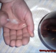 nylonjunge - Nylonjunge spritzt in seine Handfläche