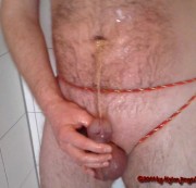 nylonjunge - Pissen mit abgebundenen Schwanz
