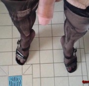 nylonjunge - Pissen in Halterlosen Strümpfen **User-Wunsch**