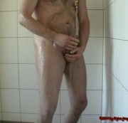 nylonjunge - Beim duschen pissen