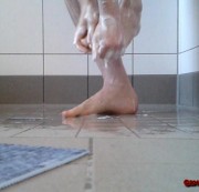 nylonjunge - Füsse beim duschen