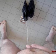 nylonjunge - Jeans Pumps bepissen (FAN Wunsch)