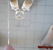 nylonjunge - Hochzeitsschuhe bepissen