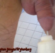 nylonjunge - In den Blumenbestäuber pissen - Teil 1