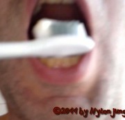 nylonjunge - Heißes Zähneputzen