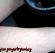 nylonjunge - Autofahren in Strumpfhose und Latschen - Teil 2