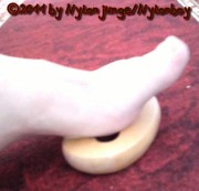 nylonjunge - Kleiner Massagering (Fußfetisch)