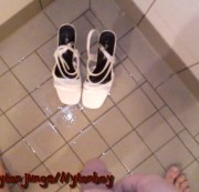 nylonjunge - Weisse Schuhe bepissen