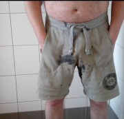 nylonjunge - Pissen in Grau