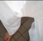 nylonjunge - Pissen in die weisse Jogginghose