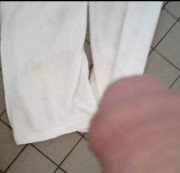 nylonjunge - Pissen auf die weisse Jogginghose