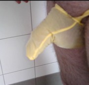 nylonjunge - Pissen im PenisSlip