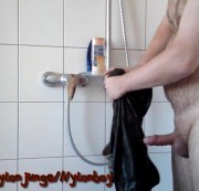 nylonjunge - In Damenjeans duschen
