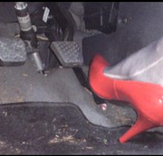nylonjunge - Auto fahren in Roten Pumps