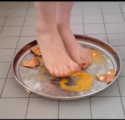 nylonjunge – Crushing: Die rohen EIER **Nylonfußfetisch**