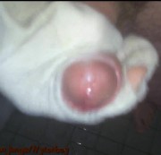 nylonjunge – Geiles Wichsen mit Pisse Socken