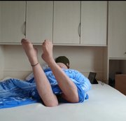 nylonjunge – Füße in Strumpfhose und Maske im Bett