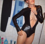 pati7979 - ich schütte mir meine pisse in meinen Body