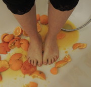 romania21 – orangen mit die Füsse zerquetscht.