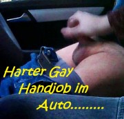schwanzspiel - Harter schwuler Handjob im Auto