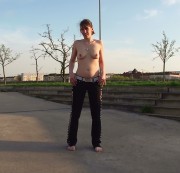 sexy-Janin - NS in meine Jeans oben ohne im Park