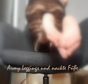 sexyRia – Army Leggings und nackte Füße
